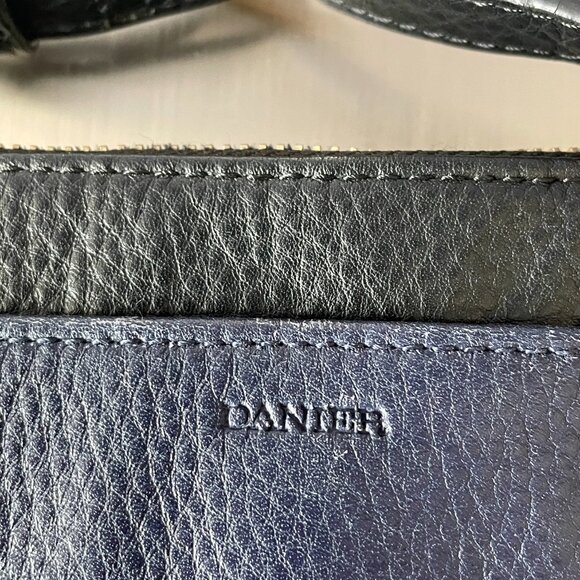NWOT - Danier Navy & Black 100% Pebble Leather Crossbody Bag with Gold Hardware - Picture 6 of 13